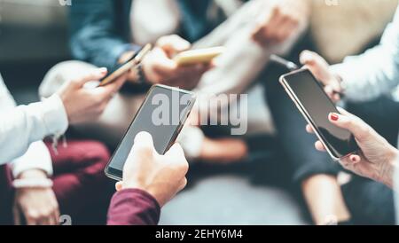 Gruppo di amici che ha addicted divertimento usando lo smartphone mobile - Primo piano di persone che condividono i contenuti sui social media in rete con lo smartphone Foto Stock