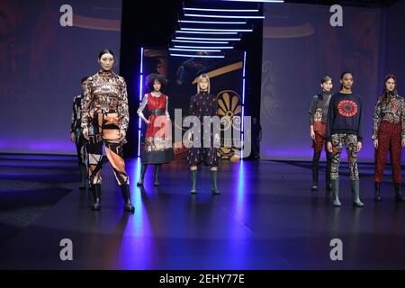 Roma, Italia. 18 Feb 2021. ROI Du Lac presenta la sua collezione 'l'Atene del Nord' ad AltaRoma 2021. (Foto di Paolo Pizzi/Pacific Press/Sipa USA) Credit: Sipa USA/Alamy Live News Foto Stock