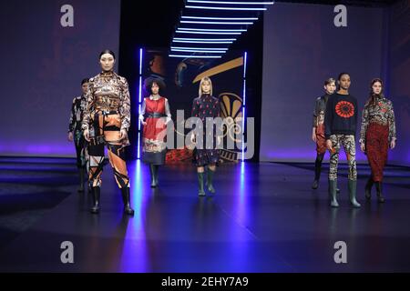 Roma, Italia. 18 Feb 2021. ROI Du Lac presenta la sua collezione 'l'Atene del Nord' ad AltaRoma 2021. (Foto di Paolo Pizzi/Pacific Press/Sipa USA) Credit: Sipa USA/Alamy Live News Foto Stock