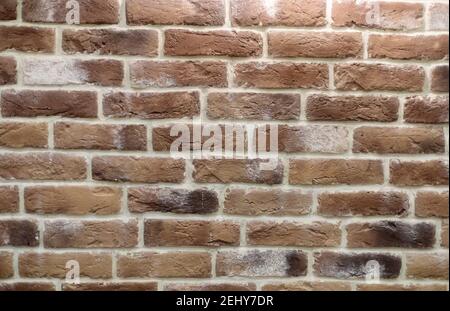 Muro con muratura sotto il vecchio mattone distrutto di beige chiaro. Mortaio bianco, struttura, primo piano. Foto Stock