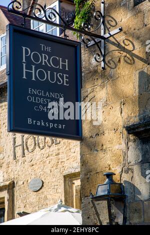 Esterno e cartello per il Porch House Pub and Inn - il piu' vecchio c.. 947AD, Stow-on-the-Wold, Gloucestershire, Inghilterra, Regno Unito Foto Stock