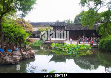 Suzhou, Cina. 26 settembre 2015. Un laghetto di loto e scena in stile cinese classico nel giardino di suzhou cina in una giornata di sole a jiangsu p Foto Stock
