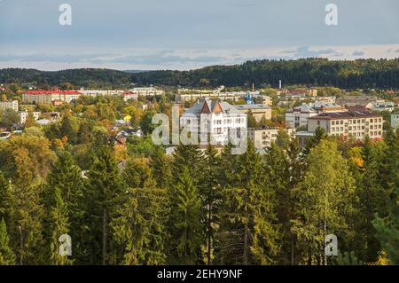 Vista panoramica di Sortavala (Serdobol) dal monte Kuhavuori al parco Vakkosalmi. Repubblica di Carelia. Russia Foto Stock