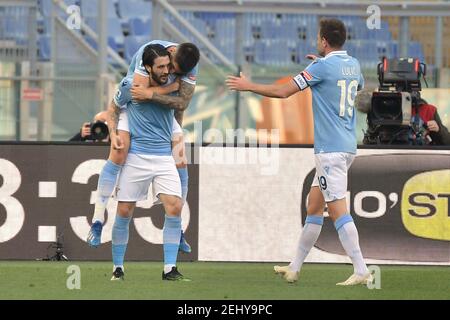 Luis Alberto della SS Lazio festeggia con i compagni di squadra Joaquin Correa e Senad Lulic dopo aver segnato il traguardo del 1-0 durante la Serie A Football Match tra SS Lazio e UC Sampdoria allo Stadio Olimpico di Roma (Italia), il 20 febbraio 2021. Foto Antonietta Baldassarre / Insifosoto Foto Stock