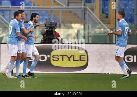 Luis Alberto della SS Lazio festeggia con i compagni di squadra Senad Lulic, Joaquin Correa e Ciro Immobile dopo aver segnato l'obiettivo del 1-0 durante la Serie A, una partita di calcio tra SS Lazio e UC Sampdoria allo Stadio Olimpico di Roma (Italia), il 20 febbraio 2021. Foto Antonietta Baldassarre / Insifosoto Foto Stock