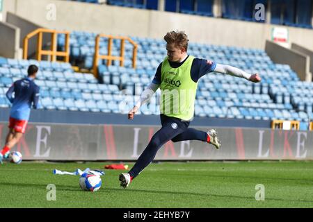 LONDRA, INGHILTERRA. IL 20 FEBBRAIO Josh Knight del Wycombe si sta riscaldando prima della partita del campionato Sky Bet tra Millwall e Wycombe Wanderers al Den, Londra, sabato 20 febbraio 2021. (Credit: Ivan Yordanov | MI News) Credit: MI News & Sport /Alamy Live News Foto Stock