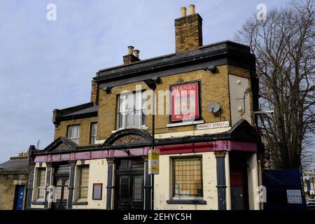 STRATFORD, LONDRA - 20 FEBBRAIO 2021: Il pub Manby Arms di stratford, chiuso definitivamente e salito. Foto Stock