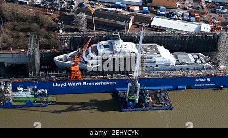 19 febbraio 2021, Brema, Bremerhaven: Un mega yacht in costruzione presso il cantiere Lloyd di Bremerhaven. Dopo l'annunciata chiusura del cantiere navale Lloyd di Bremerhaven, la città spera di poter continuare il business tradizionale con 300 posti di lavoro. La direzione aveva annunciato al personale venerdì che il cantiere sarà chiuso alla fine dell'anno. Quindi l'azienda consegnerà il suo ultimo grande progetto, uno yacht di lusso con il nome di progetto "Solaris" per un cliente ufficialmente senza nome. Il recinto intorno alla nave lunga 140 metri è stato rimosso alcuni giorni fa, rendendolo visibile Foto Stock