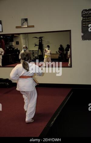 Questa azione è la foto di mia figlia nella sua classe di Karate. Il Karate è un arte marziale che si concentra su auto-disciplina e fitness. Foto Stock