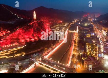 (210220) -- PECHINO, 20 febbraio 2021 (Xinhua) -- Foto aerea scattata l'8 febbraio 2021 mostra la città di Yan'an scintillante di luci nella provincia di Shaanxi nella Cina nord-occidentale. PER ANDARE CON XINHUA TITOLI DEL 20 febbraio 2021 (Xinhua/Shao Rui) Foto Stock