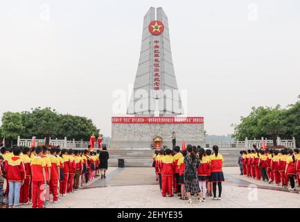 (210220) -- PECHINO, 20 febbraio 2021 (Xinhua) -- gli studenti partecipano ad un evento commemorativo presso il monumento che segna la partenza della lunga marcia da parte dell'Armata Rossa Centrale nella Contea di Yudu, nella provincia di Jiangxi della Cina orientale, 4 aprile 2018. PER ANDARE CON XINHUA TITOLI DEL 20 febbraio 2021 (Changzhengyuan Primary School/Handout via Xinhua) Foto Stock