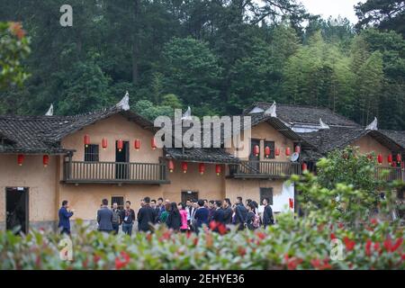 (210220) -- PECHINO, 20 febbraio 2021 (Xinhua) -- la gente visita il villaggio di Huawu a Ruijin, un centro delle prime attività rivoluzionarie del Partito comunista cinese, la provincia di Jiangxi della Cina orientale, 6 maggio 2019. PER ANDARE CON XINHUA TITOLI DEL 20 febbraio 2021 (Xinhua/LAN Hongguang) Foto Stock