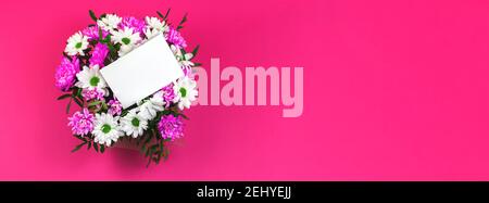 Matrimonio, scena mockup di compleanno, carta bianca biglietto d'auguri, invito, bouquet di fiori su sfondo color pastello, dimensione banner e copia spazio foto Foto Stock