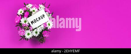 Matrimonio, scena mockup di compleanno, carta bianca biglietto d'auguri, invito, bouquet di fiori su sfondo color pastello, dimensione banner e copia spazio foto Foto Stock