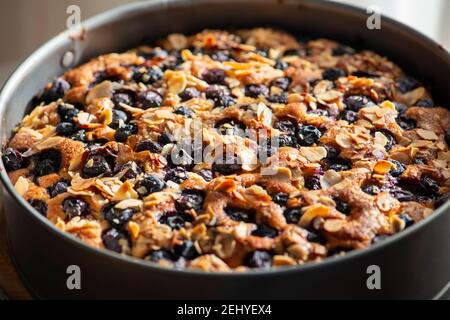 Torta di mirtillo con patatine di mandorle primo piano. Dessert estivo classico. Foto Stock