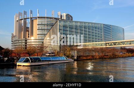 Un giro in barca sul fiume Strasburgo vicino a Louise Weiss Foto Stock