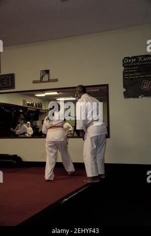 Questa azione è la foto di mia figlia nella sua classe di Karate. Il Karate è un arte marziale che si concentra su auto-disciplina e fitness. Foto Stock