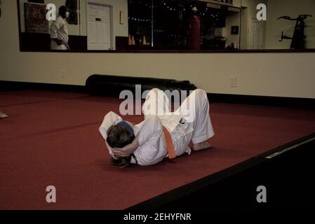 Questa azione è la foto di mia figlia nella sua classe di Karate. Il Karate è un arte marziale che si concentra su auto-disciplina e fitness. Foto Stock