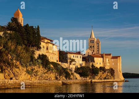 Chiese e Case vicino al mare della città di Rab Foto Stock