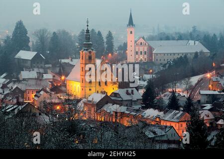 Tetti innevati la sera nella città di Samobor Foto Stock