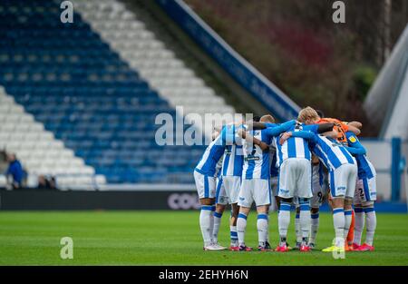 20 febbraio 2021; il John Smiths Stadium, Huddersfield, Yorkshire, Inghilterra; campionato di calcio inglese, Huddersfield Town contro Swansea City; Huddersfield squadra huddle Foto Stock