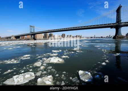 I pezzi di ghiaccio ghiacciato galleggiano e scivolano nell'East River a causa delle condizioni climatiche fredde nel reparto di Brooklyn a New York City NY USA il 2015 febbraio. Foto Stock