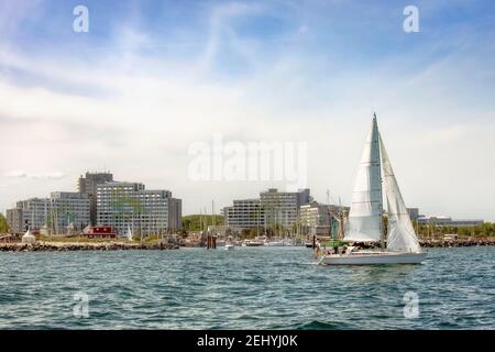 Barca a vela lasciando il porto Mar Baltico Resort Damp, Schleswig-Holstein, Germania Foto Stock