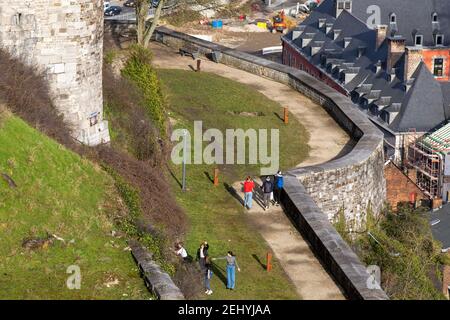 L'illustrazione mostra la gente che gode il sole sulla cittadella durante le condizioni meteorologiche soleggiate nel centro di Namur, sabato 20 febbraio 2021. 1 Foto Stock