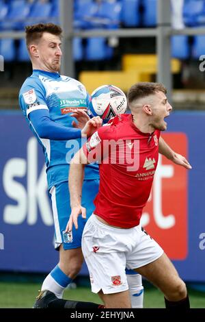 BARROW IN FURNESS (INGHILTERRA); 20 FEBBRAIO: Barrow Scott Quigley combatte con Sam Lavelle di Morecambe durante la partita Sky Bet League 2 tra Barrow e Morecambe a Holker Street, Barrow-in-Furness sabato 20 febbraio 2021. (Credit: Chris Donnelly | MI News) Foto Stock