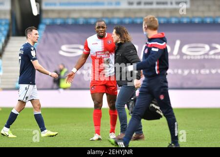 LONDRA, INGHILTERRA. 20 FEB Uche Ikpeazu di Wycombe in discussione con il manager di Wycombe Gareth Ainsworth durante la partita del campionato Sky Bet tra Millwall e Wycombe Wanderers al Den, Londra, sabato 20 febbraio 2021. (Credit: Ivan Yordanov | MI News) Credit: MI News & Sport /Alamy Live News Foto Stock