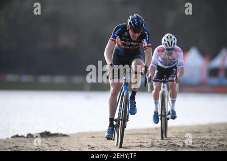 Il belga Toon Aerts e il belga Eli Iserbyt hanno raffigurato in azione durante la corsa maschile nella Waaslandcross, ottavo e ultimo della croce Ethias, Saturda Foto Stock