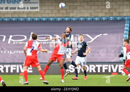 LONDRA, INGHILTERRA. IL 20 FEBBRAIO George Evans of Millwall contesta una testata con Uche Ikpeazu di Wycombe durante la partita del campionato Sky Bet tra Millwall e Wycombe Wanderers al Den, Londra, sabato 20 febbraio 2021. (Credit: Ivan Yordanov | MI News) Credit: MI News & Sport /Alamy Live News Foto Stock