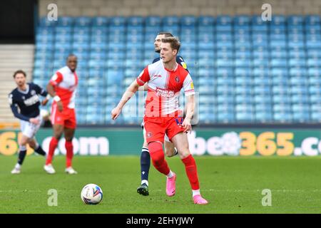 LONDRA, INGHILTERRA. IL 20 FEBBRAIO Josh Knight del Wycombe in azione durante la partita del campionato Sky Bet tra Millwall e Wycombe Wanderers al Den, Londra, sabato 20 febbraio 2021. (Credit: Ivan Yordanov | MI News) Credit: MI News & Sport /Alamy Live News Foto Stock