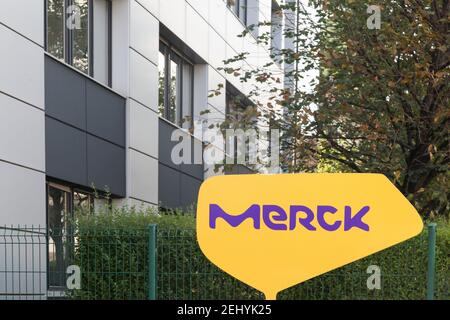Lione, Francia - 7 ottobre 2017: Sede Merck a Lione. Merck è una multinazionale tedesca di chimica, farmaceutica e scienze biologiche Foto Stock