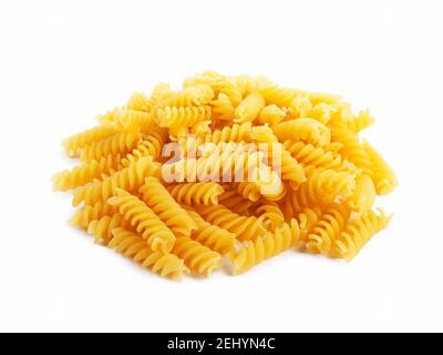 Mucchio di pasta di fusilli isolato su fondo bianco Foto Stock