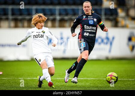 Linkoping, Svezia. 20 Feb 2021. Honoka Hayashi (n° 16) con la palla durante una partita amichevole preseason tra Linkoping e AIK a Linkoping Arena in Linkoping Credit: SPP Sport Press Photo. /Alamy Live News Foto Stock