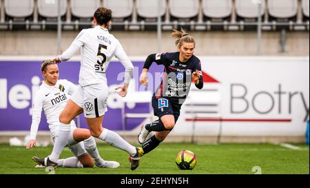 Linkoping, Svezia. 20 Feb 2021. Therese Simonsson (n° 9) con la palla durante una partita amichevole preseason tra Linkoping e AIK a Linkoping Arena in Linkoping Credit: SPP Sport Press Photo. /Alamy Live News Foto Stock