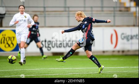 Linkoping, Svezia. 20 Feb 2021. Sofie Bredegaard (n° 30) con un colpo durante una partita amichevole preseason tra Linkoping e AIK a Linkoping Arena in Linkoping Credit: SPP Sport Press Photo. /Alamy Live News Foto Stock