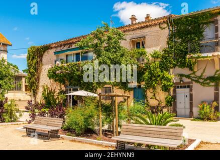 Posto sul porto di Marseillan in estate nell'Hérault in Occitanie, Francia Foto Stock