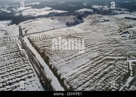 Elbingerode, Germania. 20 Feb 2021. I resti di neve si trovano su un prato tra Elbingerode e Königshütte.(Foto scattata con un drone). Con temperature primaverili questo fine settimana, la neve si sta gradualmente sciogliendo nelle pianure. Credit: Matrhias Bein/dpa-Zentralbild/dpa/Alamy Live News Foto Stock