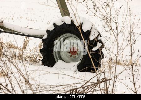 Attrezzatura di irrigazione ruota in mostra terreno coperto in ovest rurale Tennessee Foto Stock