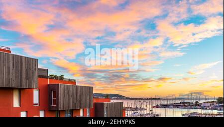 Tramonto sul porto turistico di Balaruc-les-Bains, da una residenza, a Herault in Occitanie, Francia Foto Stock