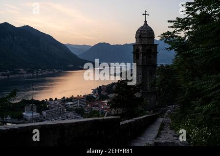 Esplorare l'idilliaco Cattaro in Montenegro in una giornata di sole. Foto Stock