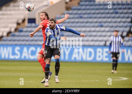 Sheffield, Regno Unito. 13 Feb 2021. Ivan Šunjic n°34 di Birmingham City e Callum Paterson n°5 di Sheffield Wednesday gareggiano per la testata a Sheffield, Regno Unito il 13/2021. (Foto di Dean Williams/News Images/Sipa USA) Credit: Sipa USA/Alamy Live News Foto Stock