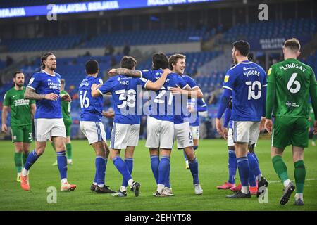 Cardiff, Regno Unito. 20 Feb 2021. La città di Cardiff celebra il loro obiettivo che lo ha reso 3-0 a Cardiff, Regno Unito, il 2/20/2021. (Foto di Mike Jones/News Images/Sipa USA) Credit: Sipa USA/Alamy Live News Foto Stock