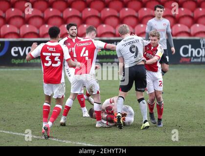 Jayden Stockley di Charlton Athletic si scontra con i giocatori di Fleetwood Town dopo una sfida con Jordan Rossiter di Fleetwood Town durante la partita Sky Bet League One all'Highbury Stadium di Fleetwood. Data immagine: Sabato 20 febbraio 2021. Foto Stock