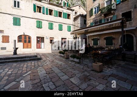 Esplorare l'idilliaco Cattaro in Montenegro in una giornata di sole. Foto Stock
