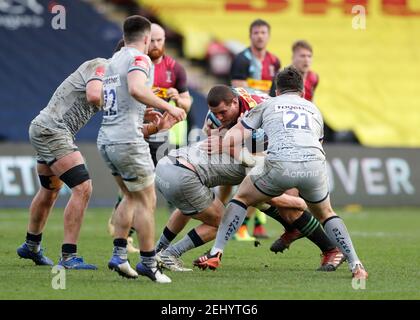 Twickenham Stoop, Londra, Regno Unito. 20 Feb 2021. Inglese Premiership Rugby, Harlequins contro squali di vendita; Wilco Louw di Harlequins è affrontato da Curtis Langdon di vendita squali Credit: Action Plus Sport/Alamy Live News Foto Stock