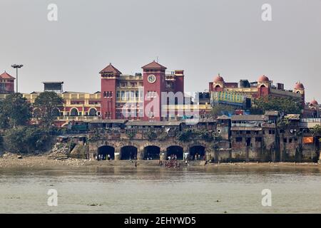 Howrah Junction Station, Kolkata, India. La più grande stazione ferroviaria in India, è stato aperto nel 1905 con 15 piattaforme e ampliato negli anni '80 e 'n Foto Stock