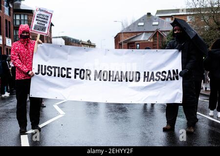 Manifestanti al di fuori della stazione di polizia della baia di Cardiff in solidarietà per mettere in discussione la mancanza di sospensione dell'ufficiale coinvolto nella morte di Mohamud Hassan. Foto Stock